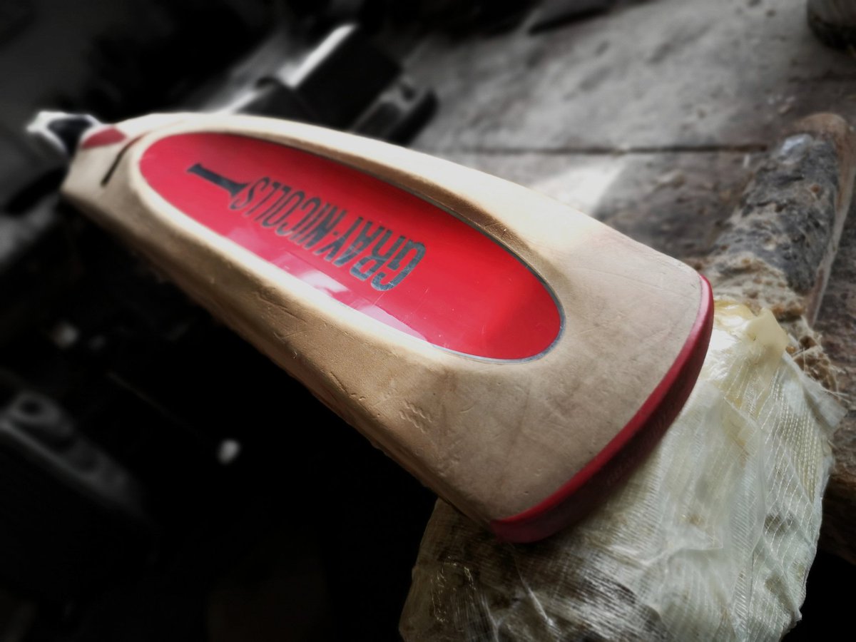 MadeByGrayNics's tweet photo. One we will catch up with in a few days #BeforeAndAfter #BatRefurb #Scoop https://t.co/ARQrgMZ7ZB