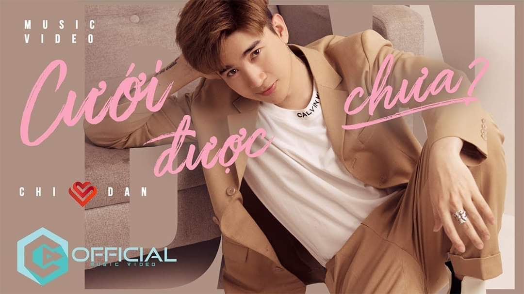 Vpop_On's tweet photo. [#Comeback] Chi Dân lançou o MV "CƯỚI ĐƯỢC CHƯA?"  com 100 casais de noivos da vida real.

https://t.co/L1lCa5kYiJ

#vpop #ChiDan #vietnamesepop #music #singer https://t.co/kgYrzvVnvw