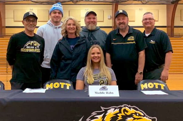 Millington_SB's tweet photo. HUGE Congratulations to seniors, Madi Hahn and CC Ramirez on making their commitments official! Mott is gaining two incredible student-athletes! 💛🖤🐻
Excited to see their impact in the Mott community and classroom, and on the softball field! #mottbears https://t.co/TZjrl9zAuv