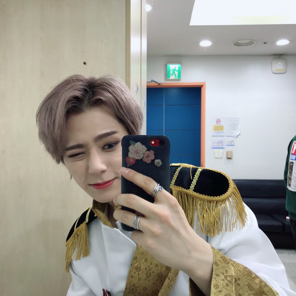 official_ONEUS's tweet photo. [#WOONG_MIRROR]

혼��� 보기 아까워 올린다아ㅏㅏ😭
동양미가 아닌 서양미로도 한번?🙊
가자아아ㅏㅏ 했던 순간🤳

#HWANWOONG #환웅 #웅미러 https://t.co/X4OHexePzP