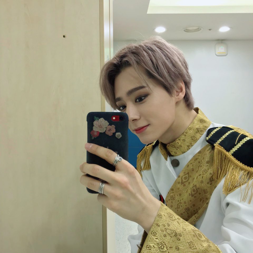 official_ONEUS's tweet photo. [#WOONG_MIRROR]

혼��� 보기 아까워 올린다아ㅏㅏ😭
동양미가 아닌 서양미로도 한번?🙊
가자아아ㅏㅏ 했던 순간🤳

#HWANWOONG #환웅 #웅미러 https://t.co/X4OHexePzP