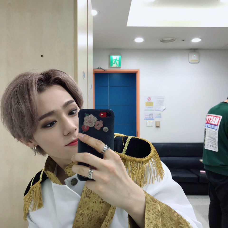 official_ONEUS's tweet photo. [#WOONG_MIRROR]

혼��� 보기 아까워 올린다아ㅏㅏ😭
동양미가 아닌 서양미로도 한번?🙊
가자아아ㅏㅏ 했던 순간🤳

#HWANWOONG #환웅 #웅미러 https://t.co/X4OHexePzP