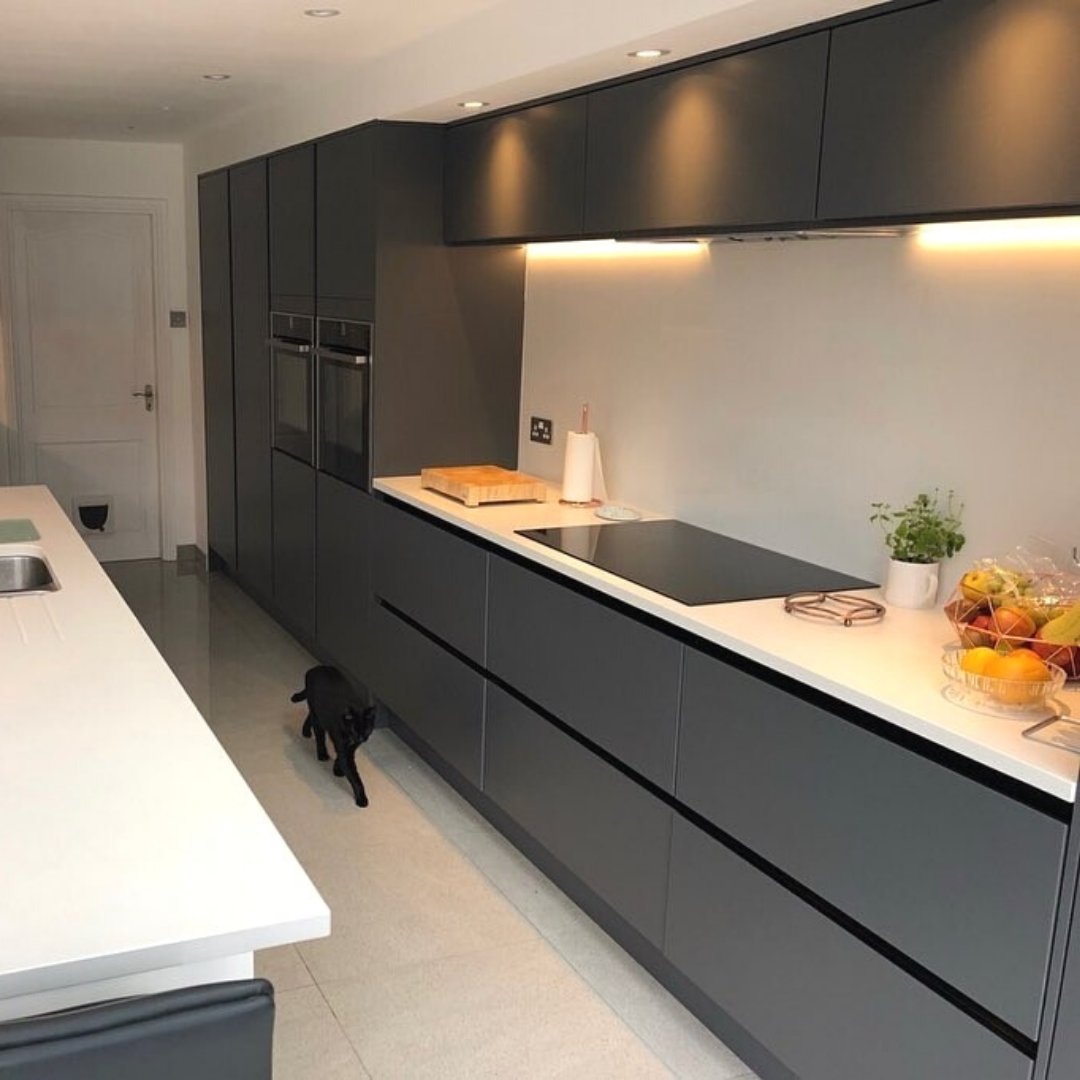 The Symphony Group No Twitter Linear Kitchens Create Sleek Lines And The Ultimate Contemporary Look This Design Has Utilised Deeper Paint Finishes Whilst Still Maintaining The Bright Feel To The Space Design