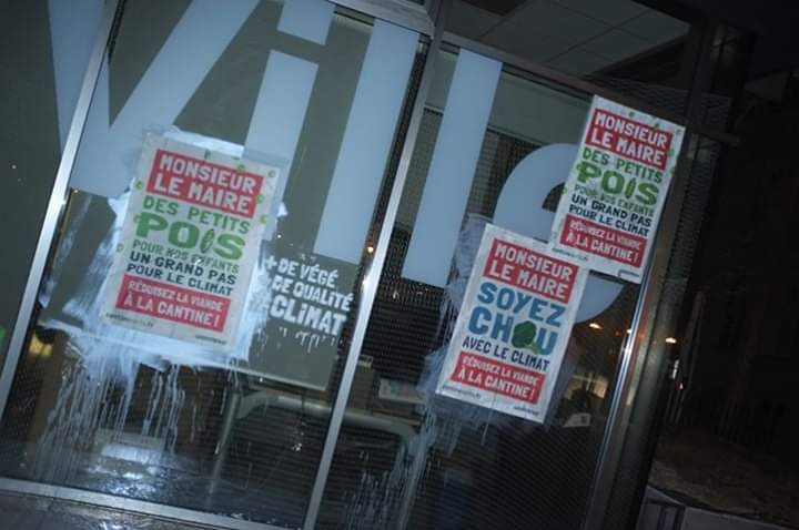 Greenpeace49's tweet photo. Entrée en vigueur de la loi #EGalim : ce matin à l'aube, des affiches et des tags invitant Monsieur @ChristopheBechu à proposer plus de repas végétariens dans les cantines scolaires ont redécoré la mairie de la Ville d'Angers. #BalanceTaCantine #2foistrop #CantineVerte https://t.co/IHJTdxT4q6