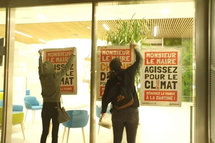 Greenpeace49's tweet photo. Entrée en vigueur de la loi #EGalim : ce matin à l'aube, des affiches et des tags invitant Monsieur @ChristopheBechu à proposer plus de repas végétariens dans les cantines scolaires ont redécoré la mairie de la Ville d'Angers. #BalanceTaCantine #2foistrop #CantineVerte https://t.co/IHJTdxT4q6