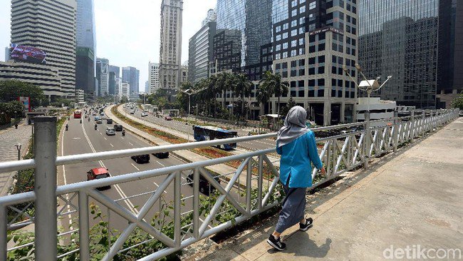 rizkidwika's tweet photo. "PAAAN NIHHH??? KOK DICOPOTIN ATAPNYA???"

#JULIDTEKTUR:
Menyoal atap di JPO alias Jembatan Penyeberangan Orang.
Mari berpikir ulang.

— sebuah opini — https://t.co/0Z52zyu6c2