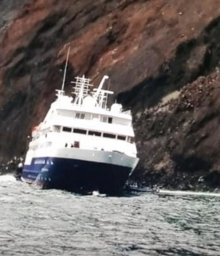 santacruzradio's tweet photo. Rescate de embarcación Celebrity Xpedition, se encontraba parcialmente encallada en la Punta Vicente Roca, ubicada al norte de la isla #Isabela en #Galápagos. 
Para su rescate se coordinó la atención de tres embarcaciones que la sostuvieron para posteriormente ser sacada. https://t.co/cU4JN8q1aX