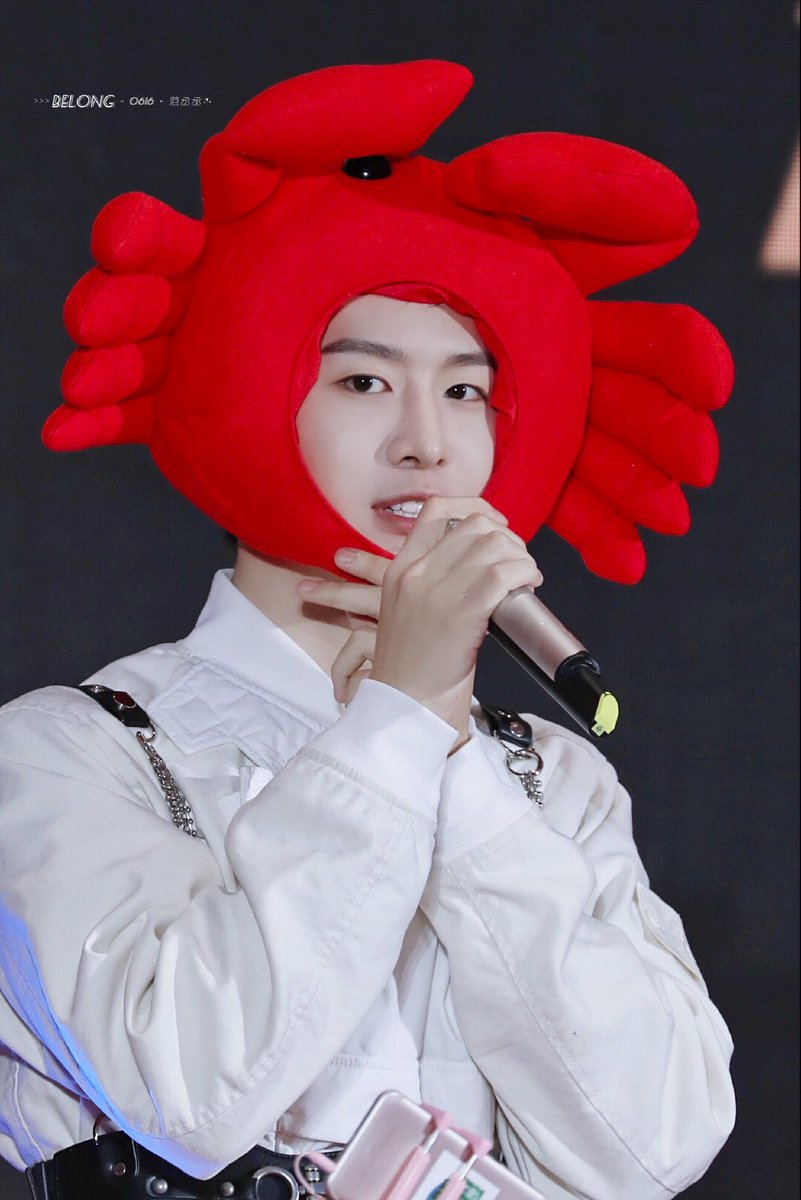 chengxstin's tweet photo. wth CLOWN what is this boy doing... https://t.co/5KRVjl0cLu