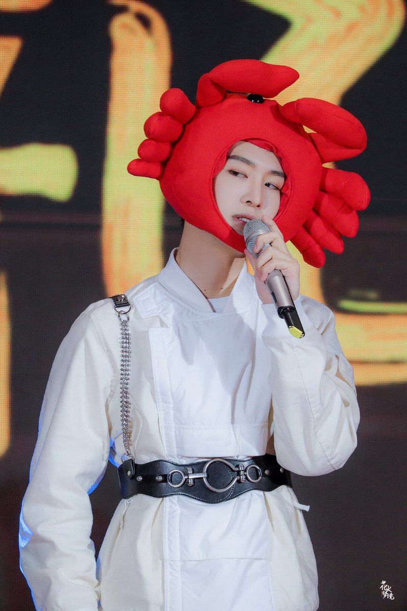 chengxstin's tweet photo. wth CLOWN what is this boy doing... https://t.co/5KRVjl0cLu
