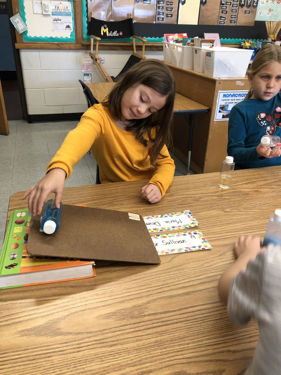 MrsDunn2ndGrade's tweet photo. How are liquids different from each other ? #FOSS #wheelockians https://t.co/j5QucSqcsT
