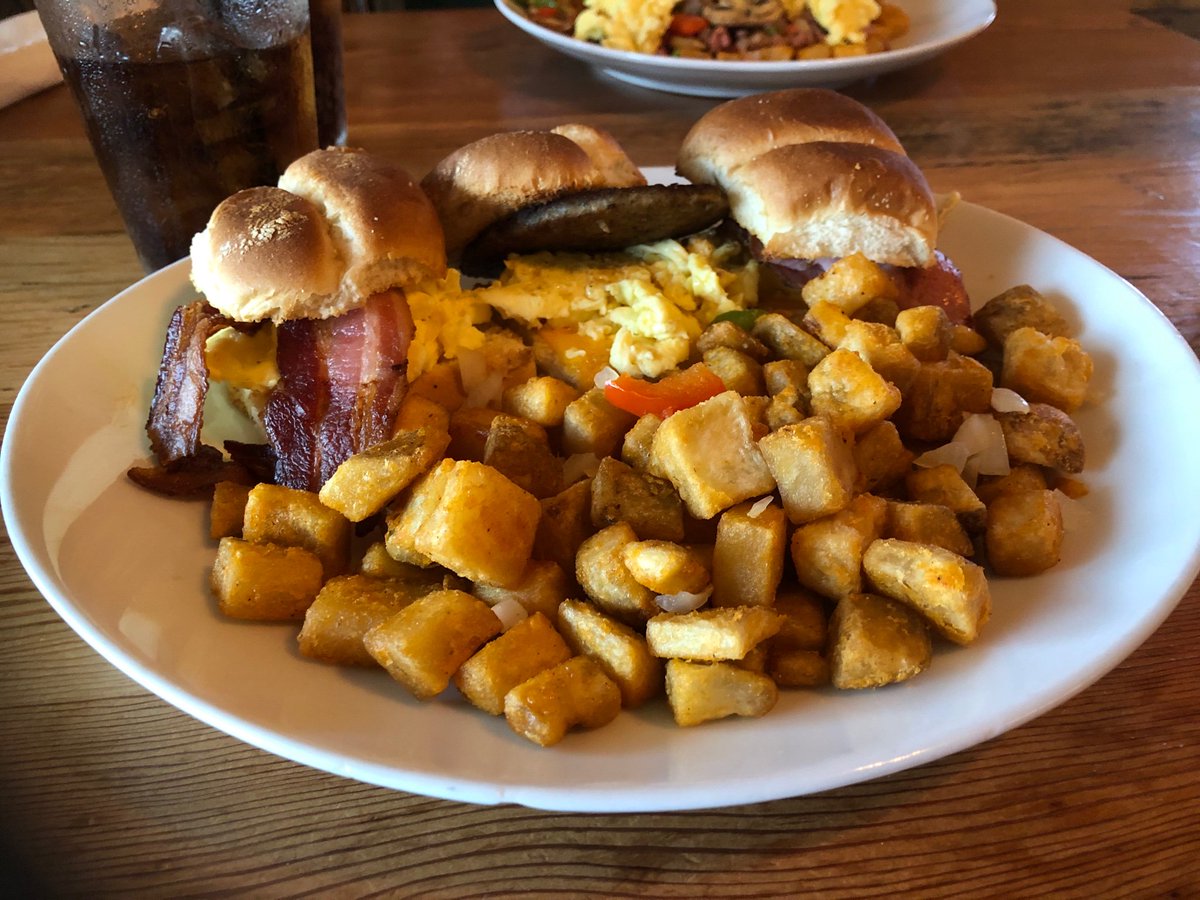 Breakfast sliders from the Beach House are a great way to start the day! @hijklresort @jekyll_island #hosted https://t.co/n4ExRkMToQ