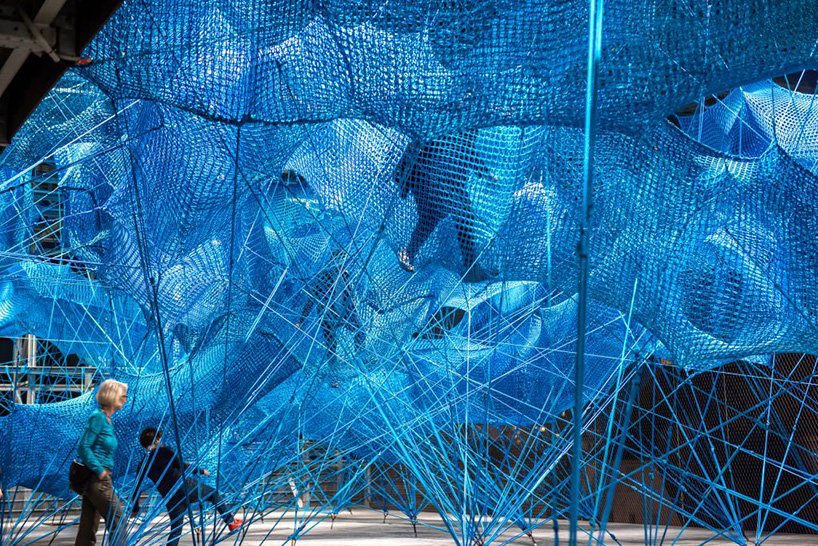 canalacultura's tweet photo. Los #tubos en #Linz #Austria son parte de una #instalación interactiva que lleva al visitante a explorar nuevas alturas, a través de mallas entretejidas a manera de #pasadizos, como si se tratara de un juego de #niños, la pieza fue creada a 25 mts del suelo por #NumenForUse https://t.co/IsSeb872fw