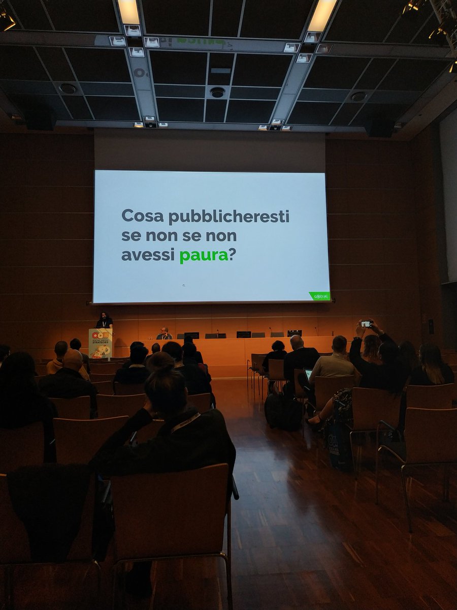 Caso studio strabiliante al #SMStrategies: <a href="/contingenze/">Alessandro Viggiani</a> per <a href="/BusCotral/">Cotral</a> racconta di una strategia social che considera anche gli elementi negativi per raccontare il brand e creare engagement. Formidabile!