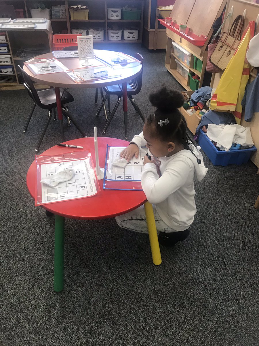 IRE129's tweet photo. Mornings begin with choices. This morning, Early Birds @ireDCSD work together to retell a story or complete independent letter work. Great opportunities for #speakingandlistening #collaboration #takingturns #kindergartenrocks https://t.co/iR04AXpkmv