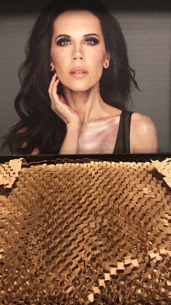 UriveNora's tweet photo. @tatiwestbrook @TatiBEAUTY  loved the way the palette was packaged! https://t.co/kTd8t9i7gF