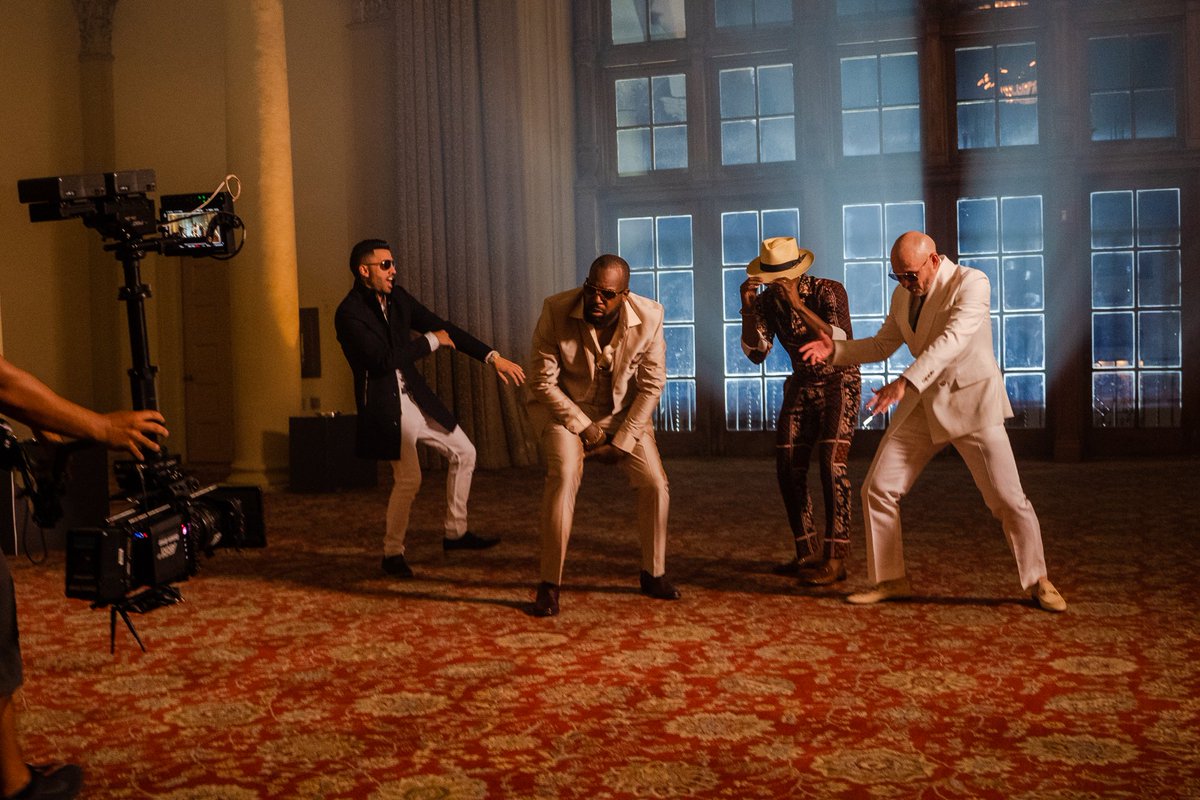 pitbull's tweet photo. When #Libertad548 comes on 😉
@NeYoCompound #Lenier #ElMicha #MeQuedareContigo https://t.co/vIta1ooxLB