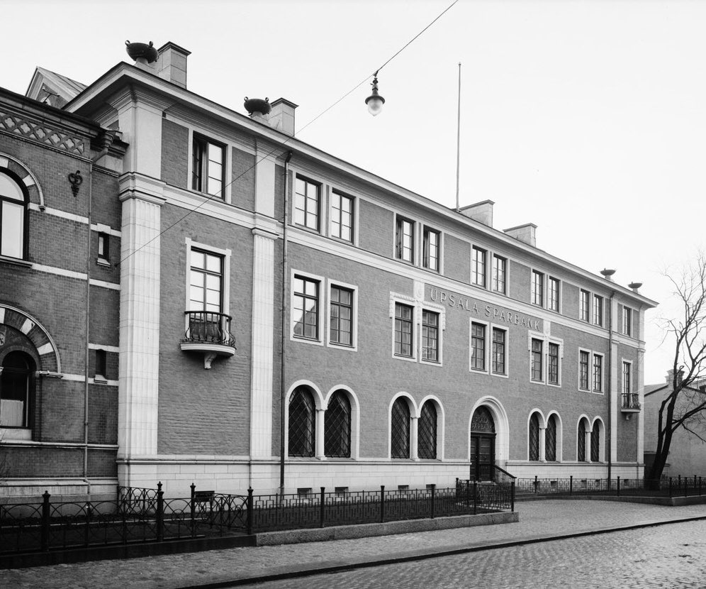 fore_och_efter's tweet photo. FÖRE OCH EFTER I UPPSALA

Gamla Sparbankshuset på Kungsgatan bestod av två byggnader, en från 1890-talet (den röda tegelbyggnaden) och en tillbyggnad av något senare datum. Båda revs på 60-talet för bankens nybygge, vilket i sin tur till stor del rivits nu under hösten. https://t.co/mFHLs0sT4K