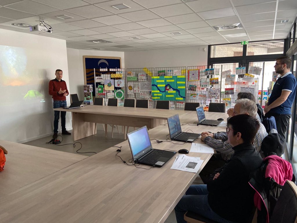 MissionLocalePB's tweet photo. Démarrage des #ateliers #numériques à la mairie de #baigorry. 3 seniors présents cet après midi pour ce 1er atelier. https://t.co/b6C4UjP8y5