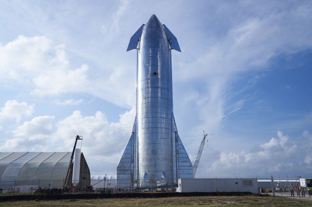 TechCrunch's tweet photo. Elon Musk says SpaceX’s Starship could fly for as little as $2 million per launch https://t.co/fDHGDfH4h8 by @etherington https://t.co/FnRh639GsC