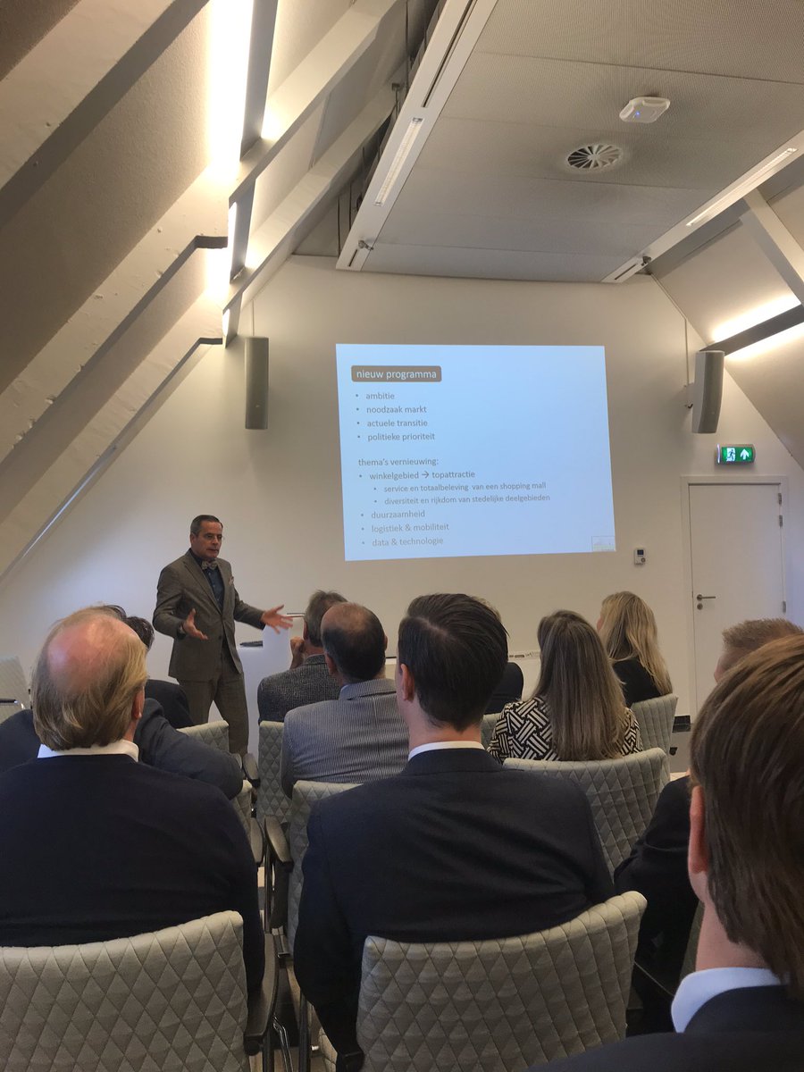 SSMRetailPltfrm's tweet photo. Eric van den Elshout - Shopmanager Bijenkorf. “De Bijenkorf in Rotterdam heeft op 30 minuten rijden een catchment area van 2 miljoen mensen. Dit is het grootste catchment area van alle Bijenkorf’en!” #ssmretailplatform #shopview https://t.co/ICbjdLRwmx