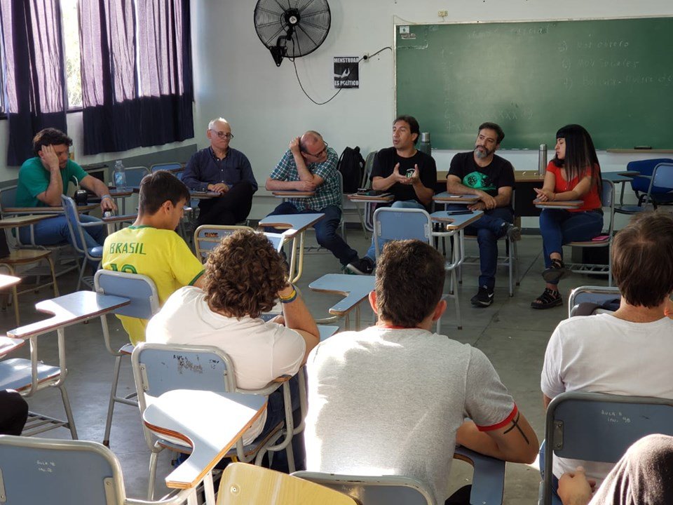 futbolyddhh's tweet photo. #Universidad #DDHH La Coordinadora tuvo el gusto ayer de debatir con docentes y estudiantes de periodismo deportivo en @PeriodismoUNLP  Fuimos invitados por la cátedra de "Comunicación, Deporte y Derechos Humanos", que encabeza @gustavojveiga y @LuisZarranz Y fue hermoso, claro. https://t.co/4qqCu18878
