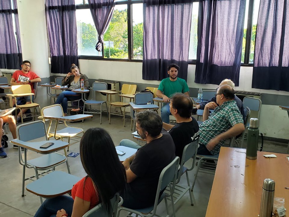 futbolyddhh's tweet photo. #Universidad #DDHH La Coordinadora tuvo el gusto ayer de debatir con docentes y estudiantes de periodismo deportivo en @PeriodismoUNLP  Fuimos invitados por la cátedra de "Comunicación, Deporte y Derechos Humanos", que encabeza @gustavojveiga y @LuisZarranz Y fue hermoso, claro. https://t.co/4qqCu18878