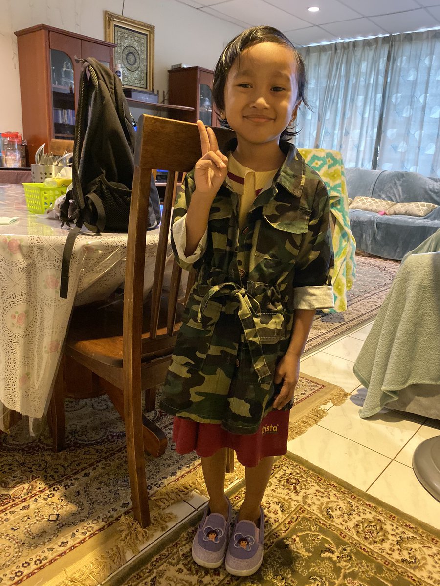 Alisya suka dpt baju askar