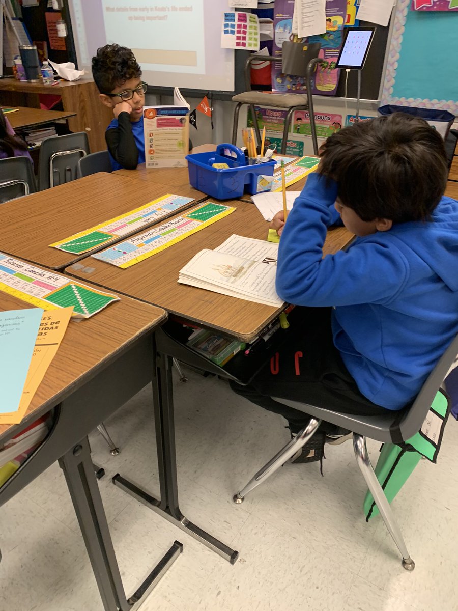 ChrismansClass's tweet photo. Researching Famous Americans #BigIdeas #NarrativeNF @jlheidary @Potowmack_ES https://t.co/b4eVhgamlQ