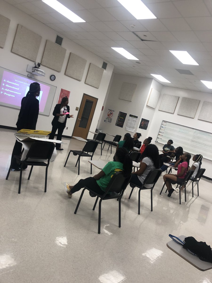 WHSLOE's tweet photo. @WHSLOE working together on defining INTEGRITY and what that means to them...@Queendom_Come @WorthingColts1 @WraparoundColts @HoustonISD #hisdempowers https://t.co/MWJInJ5JFe