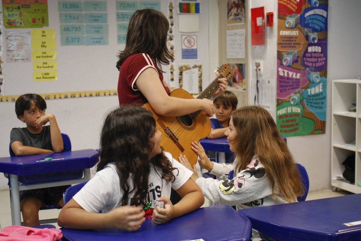 EAR_Eagles's tweet photo. 4th grade students learning about sound by feeling its vibrations and how light travels through space.
🔊🔦❤🦅
#EAR4ever #TheEagleWay
#americanschoolofrecife #learning #education #internationalschool #science #experiment #physics #facts #sound #light #criticalthinking https://t.co/9qvgjjIPnx