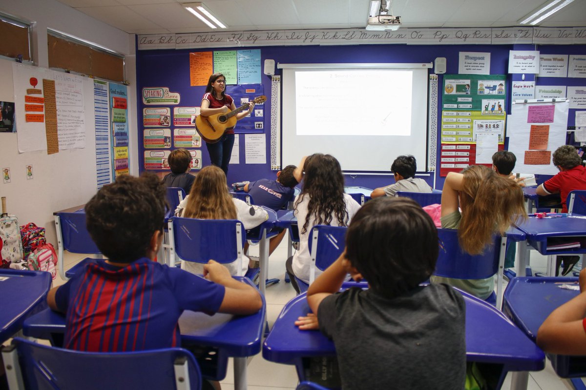 EAR_Eagles's tweet photo. 4th grade students learning about sound by feeling its vibrations and how light travels through space.
🔊🔦❤🦅
#EAR4ever #TheEagleWay
#americanschoolofrecife #learning #education #internationalschool #science #experiment #physics #facts #sound #light #criticalthinking https://t.co/9qvgjjIPnx