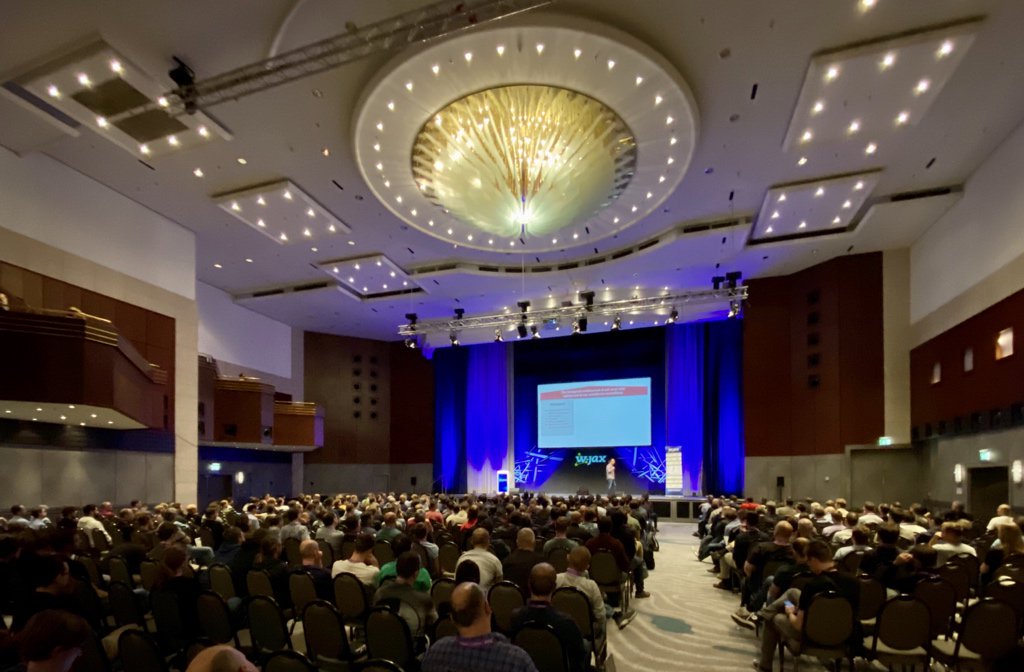 odrotbohm's tweet photo. Packed ballroom for @bitboss’ talk on implementing #DDD patterns using #Spring… 🍃👍 #wjax #jaxcon https://t.co/o0eddpYc4z