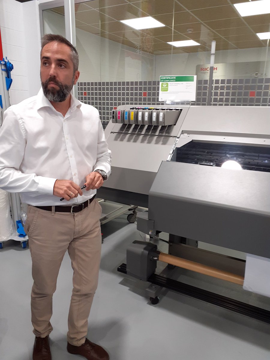 SanProfessional's tweet photo. Wawwww la nova RICOH Pro5160 és super espectaculaaar! 
Avui l'equip de O.A hem vingut al Customer Experience Center a descobrir el nou equip de làtex!!  @ricohspain https://t.co/EqV3BnOXhg