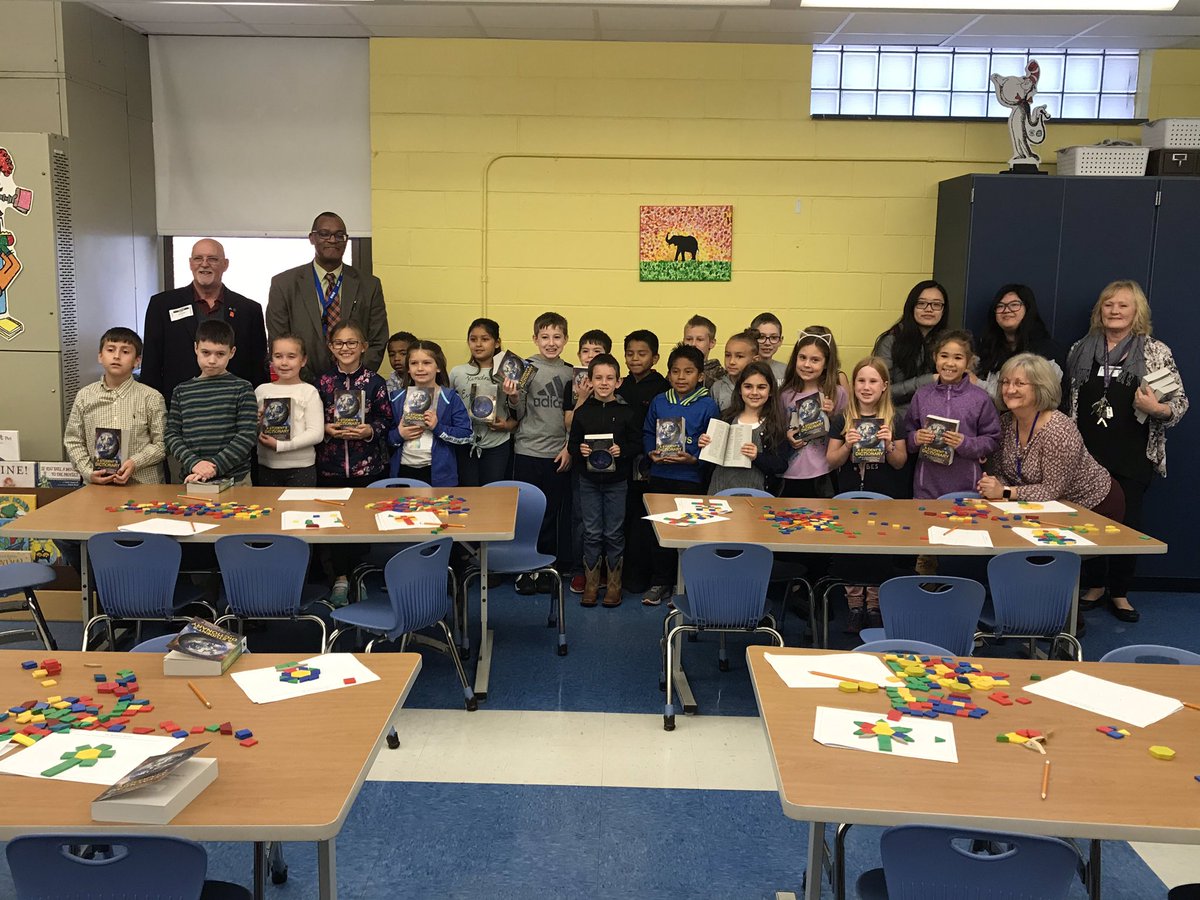 ShawndellSolom1's tweet photo. What a great morning at Hartly Elementary delivering dictionaries to all the third graders. Great job Interact Club. https://t.co/AfvyDYghce