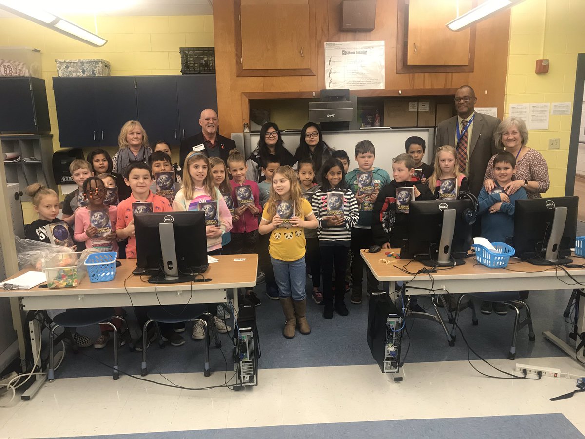 ShawndellSolom1's tweet photo. What a great morning at Hartly Elementary delivering dictionaries to all the third graders. Great job Interact Club. https://t.co/AfvyDYghce