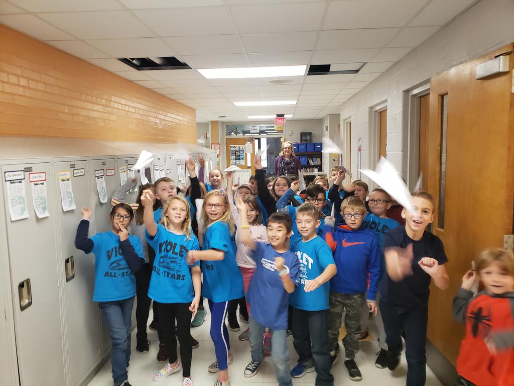 lsshoreband's tweet photo. 3rd grade flight with Mrs Hoehing's class.  Learning about the forces of flight. @DrDiPonio @RachelleinMI @VioletAllStars #PLTW https://t.co/pMBC4NNczj