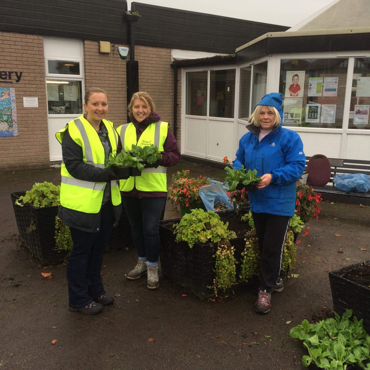CHewitt1109's tweet photo. Very productive day out in the community for @WiganCouncil IT Service. #gettingstuckin #fullofmud helping out the award winning 'Shevington in Bloom' @ShevCommunity @AlisonCatWoman @blondiewig
Huge thank you to @juniperbandk for accommodating us ππ https://t.co/CvZpN24Qdp