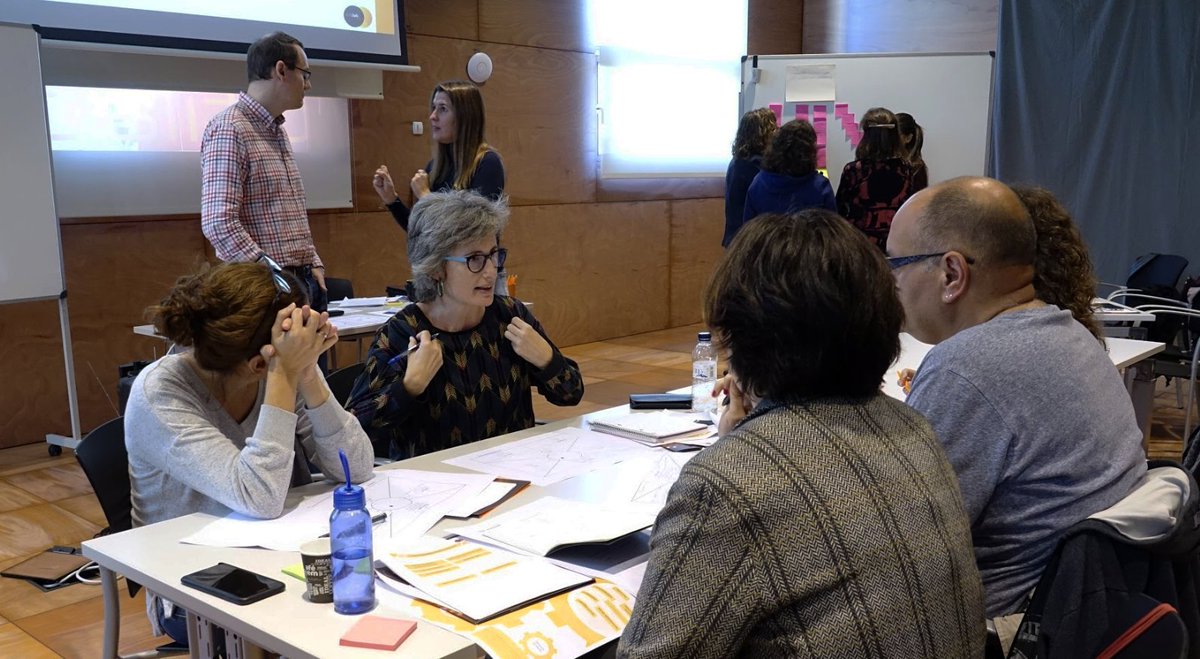 citilab's tweet photo. En marxa el Taller de Creativitat 2.0 al Citilab!💡
En aquesta primera sessió del #CreativiLab, s'ha tractat la teoria de la #creativitat i s'ha treballat de manera col·laborativa la generació i selecció d'#idees per resoldre un #repte 💭
Demà més! 🔜 https://t.co/vUmhJLzEwR