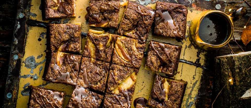 olivemagazine's tweet image. Hands up, who wants a chunk of our squidgy spiced #toffeeapple and #gingercake? 🙌Pop the kettle on and tuck in tonight buff.ly/33ZyN5N