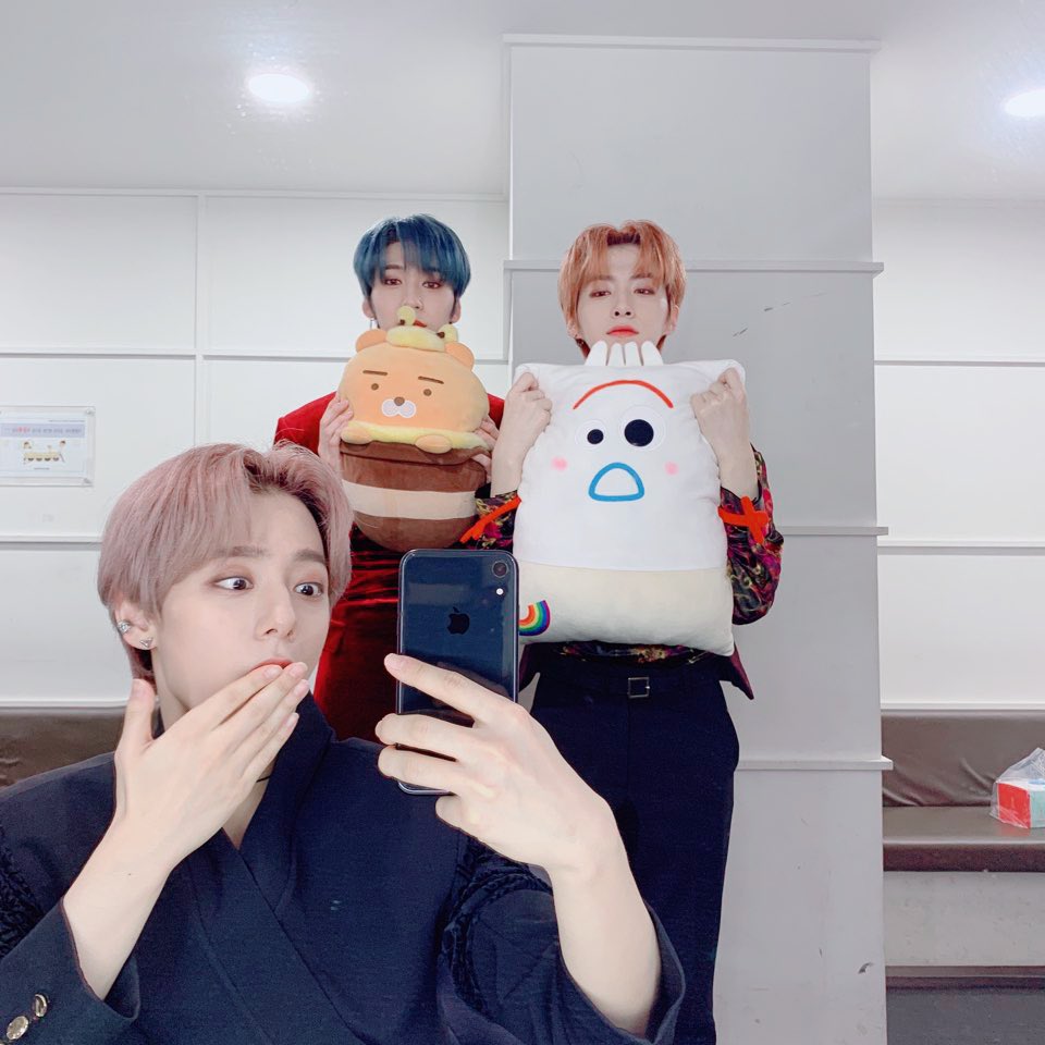 official_ONEUS's tweet photo. [#WOONG_MIRROR]

무대들을 보러가기 전!!🔥 
설레는 마음과 함께 준비하던 순간🤳

#HWANWOONG #환웅 #웅미러 https://t.co/wFij09fb4K