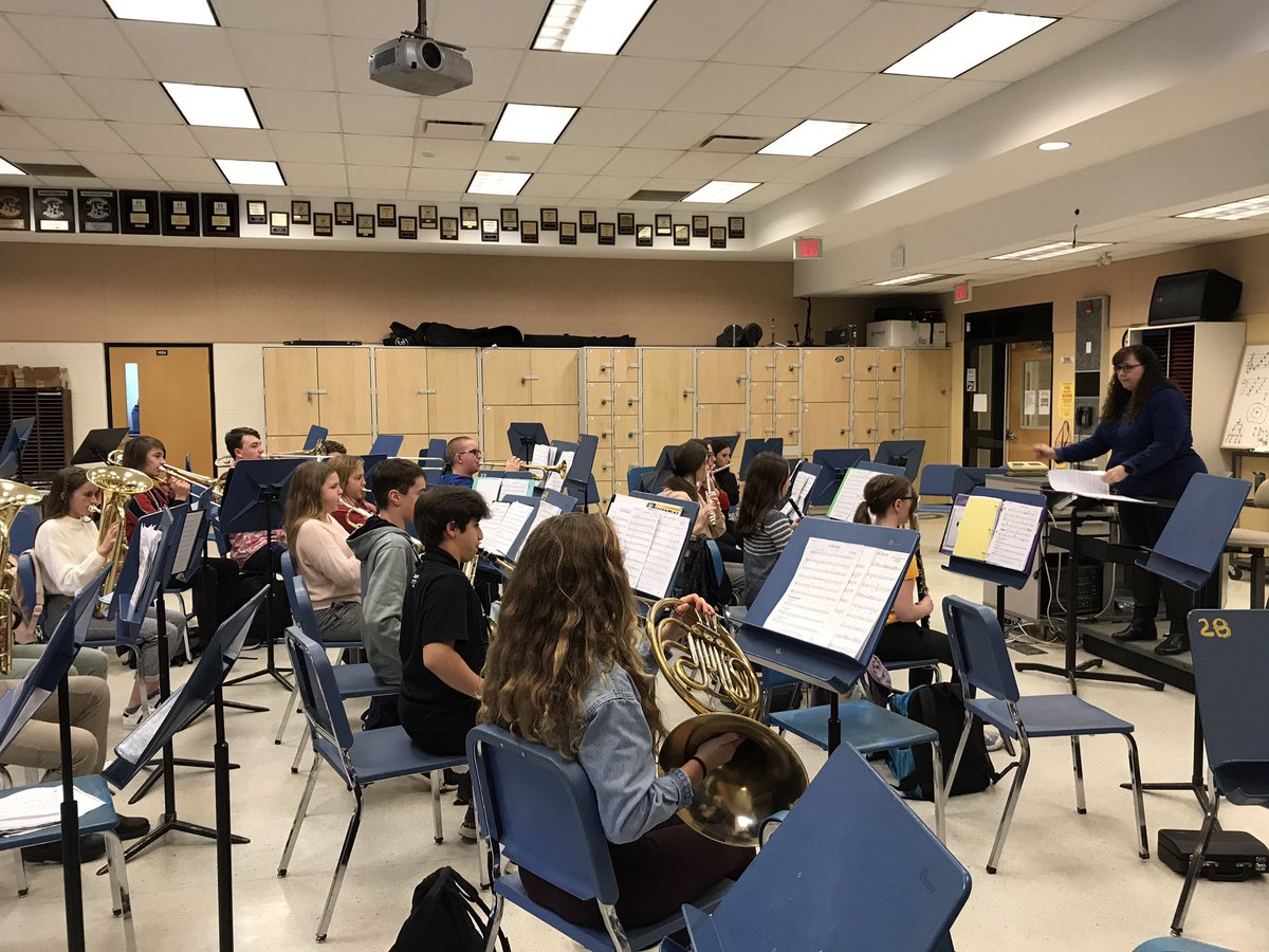 SCDSB_Schools's tweet image. Amazing talent @CCI_SCDSB! Their marching band is now practicing for the upcoming holiday season! 🥁🎷 Stay tuned for more from this visit on this week’s #SCDSBscoop episode coming this Thursday! 🎥
