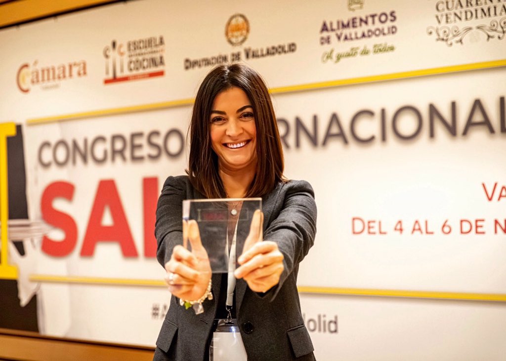 Agradecida por este gran premio,Reconocimiento que llega del esfuerzo,dedicación y pasión a mi trabajo pero que sin lugar a dudas no sería posible si no fuera por toda la gente que me quiere y ha creído en mí siempre !Mejor dirección de sala 2019 La Magia existe. Gracias