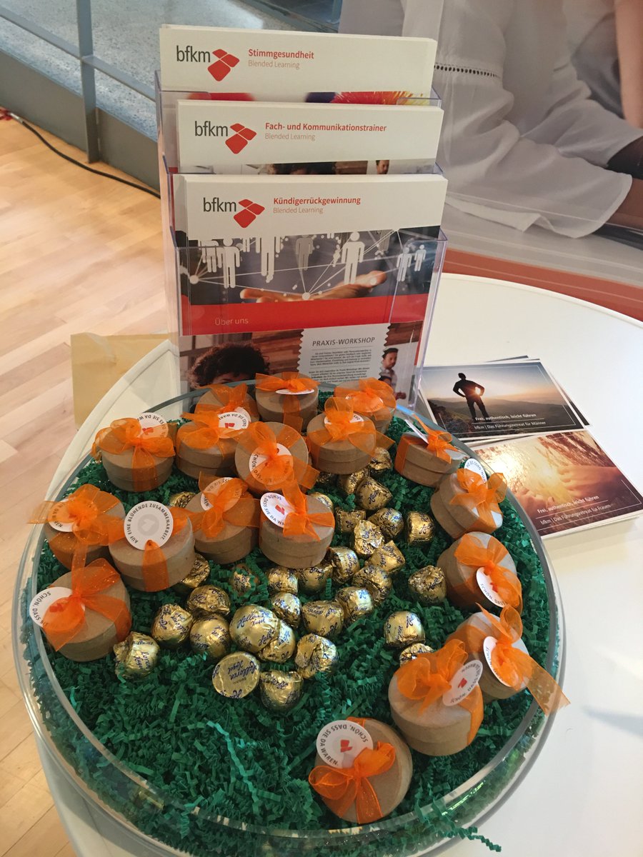 bfkmGmbH's tweet photo. Wir sagen #Danke für den schönen Tag auf der #Kongressmesse Erfolgreiches Contactcenter gestern in #Hanau! Toll, die Möglichkeit selbst mit einem Vortrag dabei zu sein #lernen5punkt0 #ecc #Vortrag #Mitarbeiterentwicklung #Personalentwicklung #wielernenfunktioniert #kundenservice https://t.co/UJk6NaYIgs