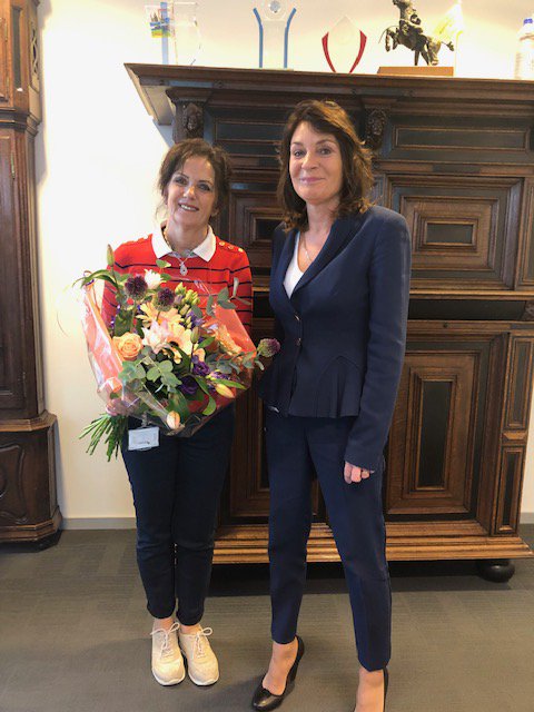 Net onze collega in het zonnetje mogen zetten die sinds haar 16de bij de gemeente werkt. Gefeliciteerd Jeanne met je 45-jarig dienstverband en dank voor al jouw inzet en toewijding!