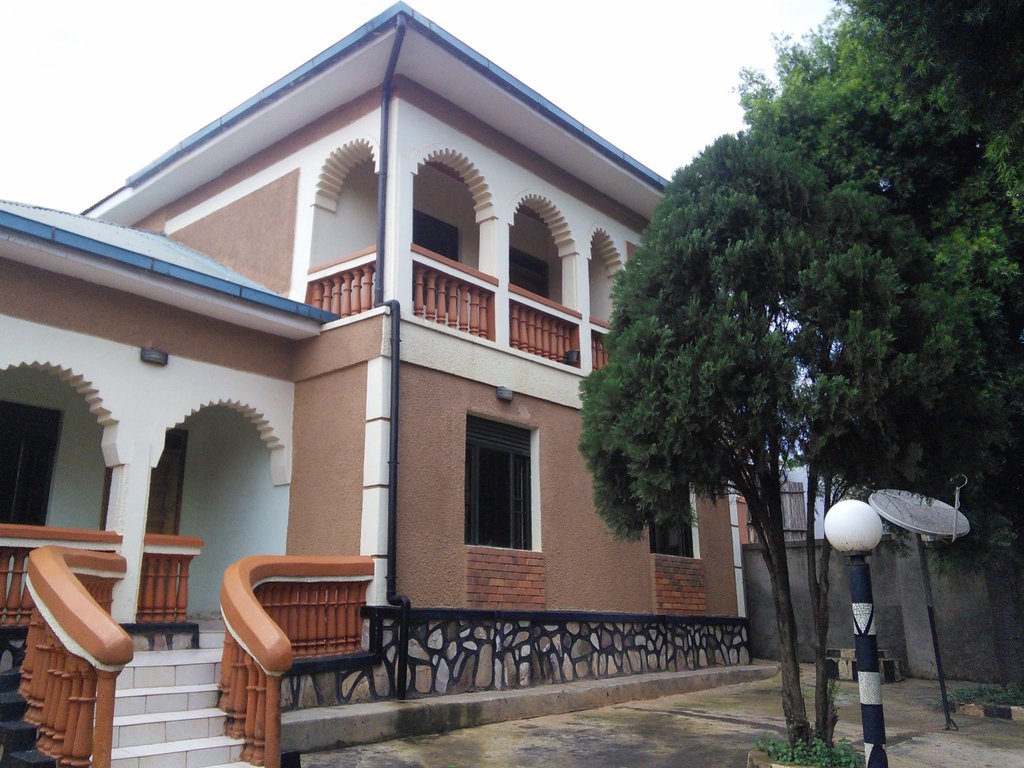 MukisaProperti1's tweet photo. OWN this #HOUSE at 350M (US$ 100,000)
- Located at NANSANA, 10km from #Kampala, Near tarmac
- 4 bedrooms, 2 garages, 2 balconies, library
- 4 Solar panels, power &amp;Water
- Easy access to city, Northern bypass &amp;Entebbe Express
Contact: 0706799099 (watsapp), 0708513636 
 #RealEstate https://t.co/8jKSBFfmk9