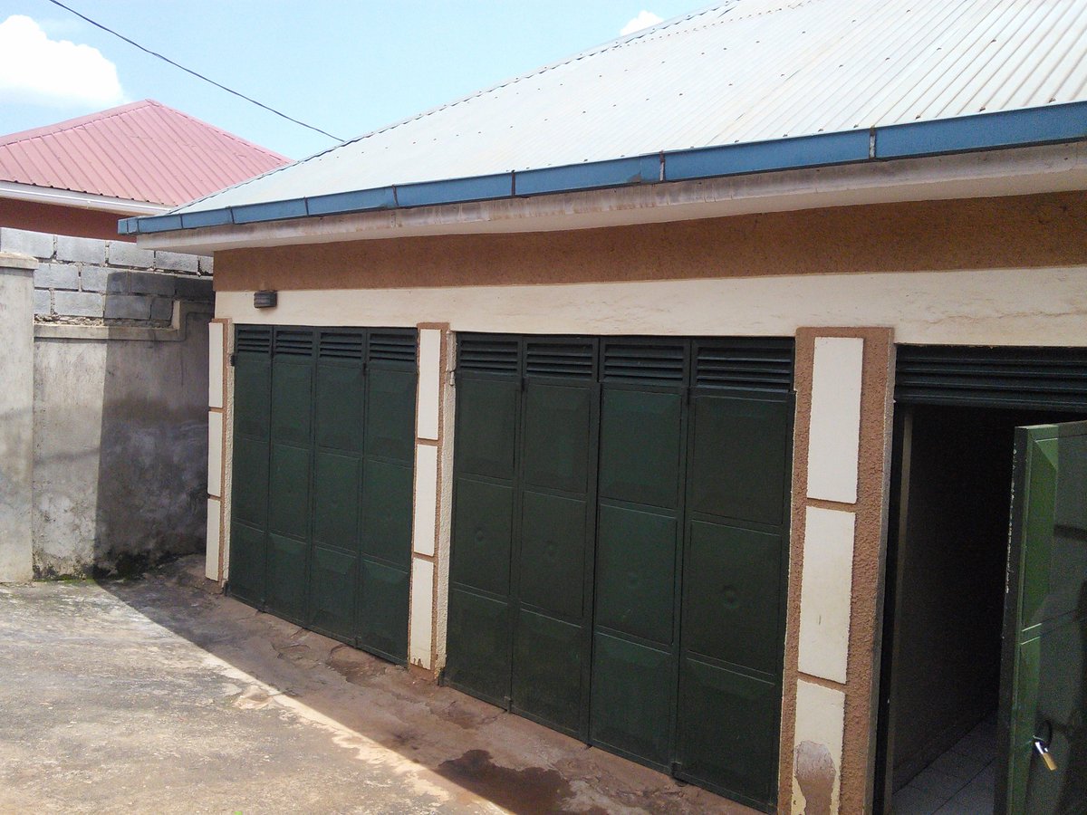 MukisaProperti1's tweet photo. OWN this #HOUSE at 350M (US$ 100,000)
- Located at NANSANA, 10km from #Kampala, Near tarmac
- 4 bedrooms, 2 garages, 2 balconies, library
- 4 Solar panels, power &amp;Water
- Easy access to city, Northern bypass &amp;Entebbe Express
Contact: 0706799099 (watsapp), 0708513636 
 #RealEstate https://t.co/8jKSBFfmk9