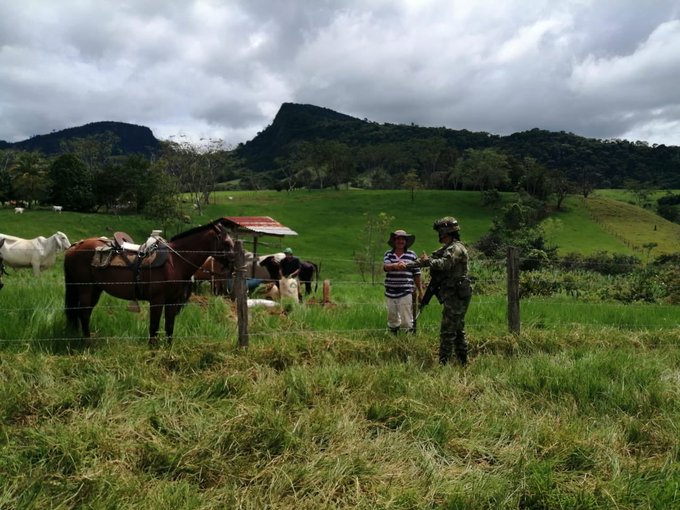 ftc_omega's tweet photo. #SoldadosHorus del #BATOT6 garantizan la seguridad e integridad de la comunidad de la vereda Esmeralda, municipio de Vistahermosa, #Meta. #ProtegiendoAlPuebloColombiano

#FelizJueves https://t.co/tr28GR3iF5