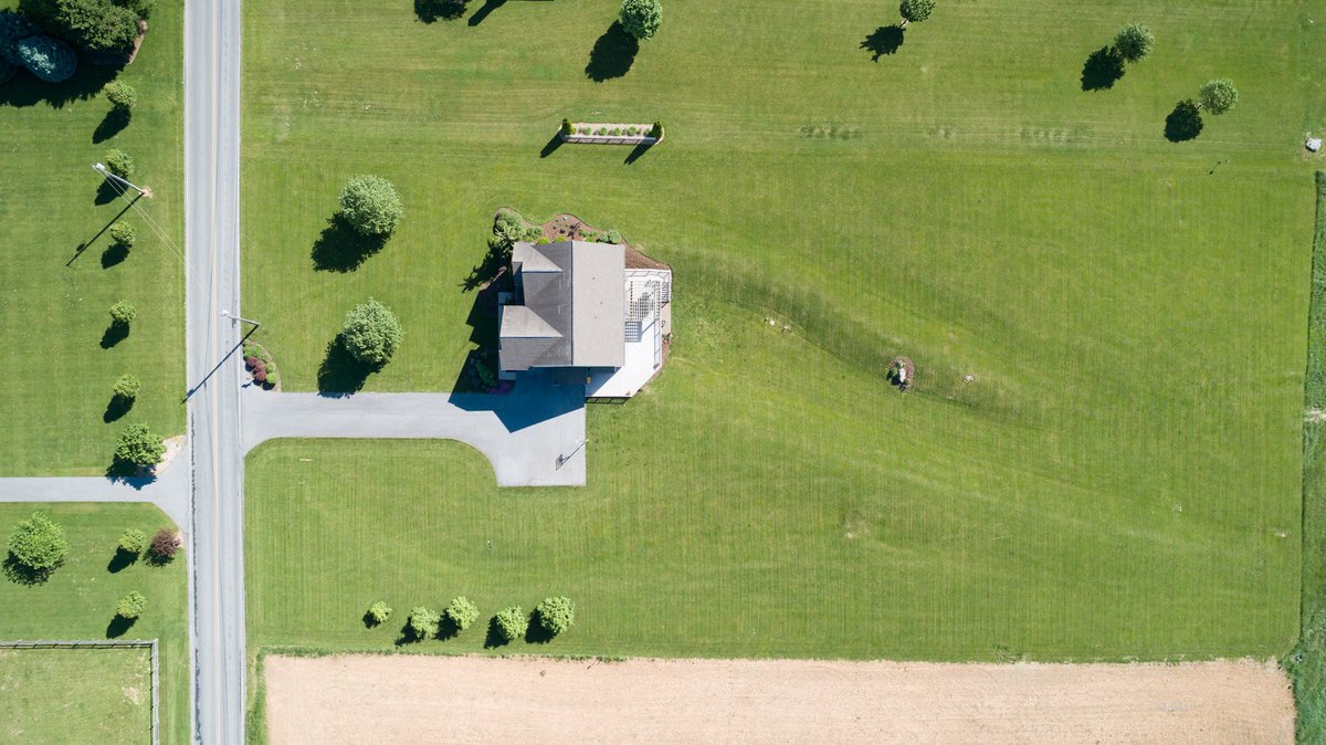 LonnieLongRE's tweet photo. Today’s featured home!
1490 Louser Road Annville 
Home with a view!  Open floor plan, custom finished lower level, 3 bedrooms, office, oversized rear deck all on over 3 acres surrounded by protected farm land. Contact me for more details. https://t.co/q9t7McLhZT
