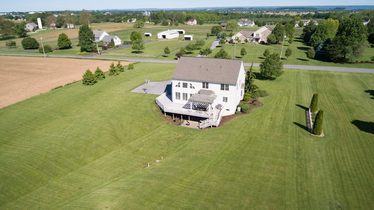 LonnieLongRE's tweet photo. Today’s featured home!
1490 Louser Road Annville 
Home with a view!  Open floor plan, custom finished lower level, 3 bedrooms, office, oversized rear deck all on over 3 acres surrounded by protected farm land. Contact me for more details. https://t.co/q9t7McLhZT