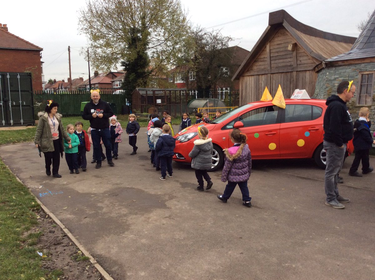 Year3TLTPA22's tweet photo. Autographing the spotty cars to raise money for Children In Need @DunhamTrust @limetreepa #ChildrenInNeed #raisingmoney #doingourbit #BigLearnerRelay https://t.co/5pBCMszeyB